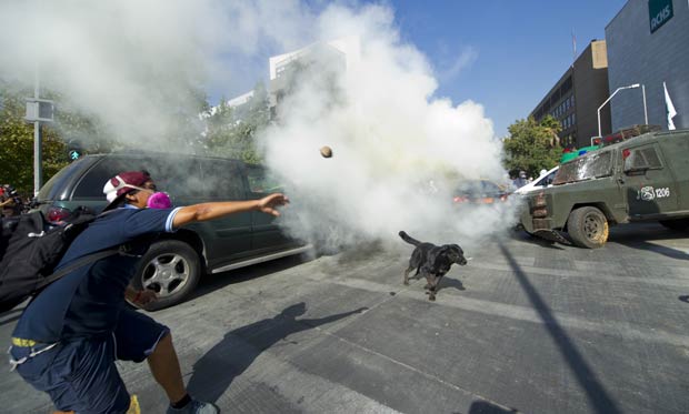 Estudantes enfrentam policiais nesta quinta-feira (15) em Santiago do Chile (Foto: AFP)
