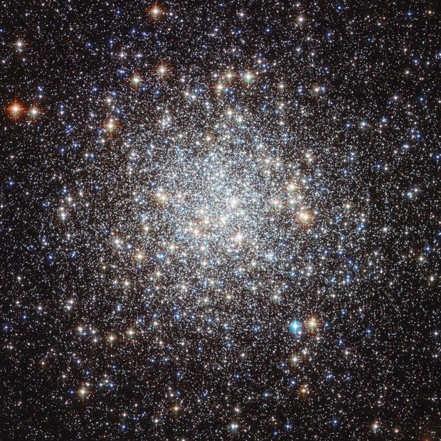 Imagem do telescópio espacial Hubble mostra o aglomerado estelar Messier 9, que fica perto do centro da nossa galáxia. Os cientistas acreditam que as estrelas ali estão entre as mais antigas da Via Láctea, cerca de duas vezes mais velhas que nosso Sol. (Foto: NASA/ESA)