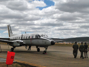 Avião da FAB transporta corpo de marinheiro morto (Foto: Anderson Oliveira/ Blog do Anderson)