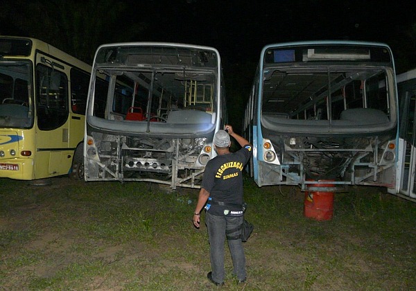 Terreno abrigava mais de 100 carcaças de ônibus sem licenciamento ambiental (Foto: Divulgação/Semmas)