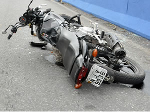 Motociclista teve cortes pelo corpo por conta dos vidros do carro (Foto: Denise Soares / G1)