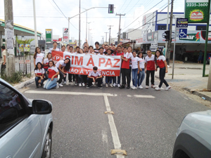 Alunos realizam protesto pela paz em João Pessoa (Foto: Walter Paparazzo/G1)