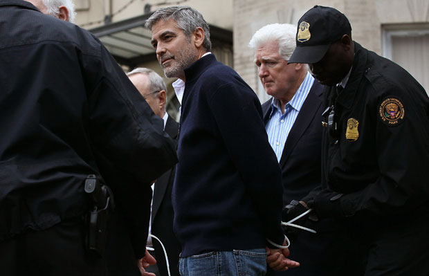 Clooney teve os braços amarrados por um lacre (Foto: Win McNamee/Getty Images/AFP)