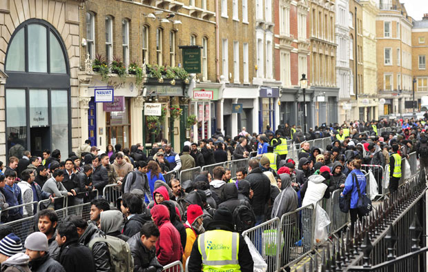 Consumidores fizeram fila em frente à loja da Apple em Covent Garden, em Londres (Foto: Toby Melville/Reuters)