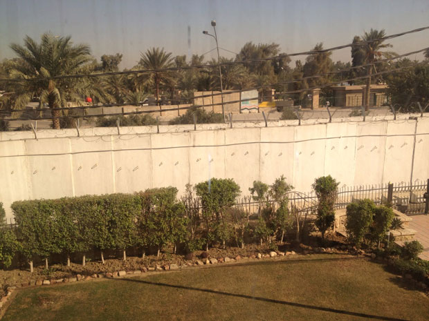 Barreira dupla de concreto protege a embaixada brasileira em Bagdá de possíveis atos de violência (Foto: Ánuar Nahes/Arquivo Pessoal)