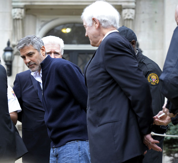 George Clooney é levado preso em frente à Embaixada do Sudão em Washington (Foto: AP)