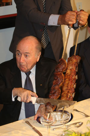O presidente da Fifa, Joseph Blatter, em almoço com churrasco na casa do gaúcho Marco Maia (PT), presidente da Câmara dos Deputados (Foto: Ed Ferreira / Agência Estado)