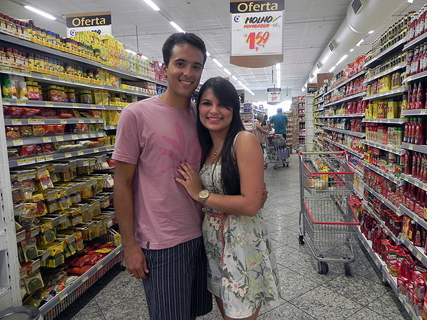 Darlayt e Lucas começaram a namorar após troca de olhares e de endereços de e-mail no supermercado (Foto: Amanda Monteiro/ G1 ES)