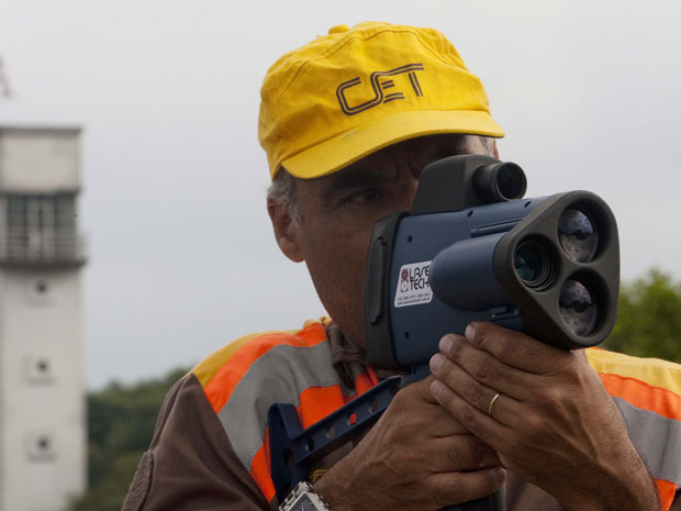 Um agente da Companhia de Engenharia de Tráfego (CET) fez na tarde desta sexta-feira (16) testes com uma pistola-radar em São Paulo. Segundo a assessoria da companhia, o aparelho, ainda em fase de testes, tem como objetivo flagrar motocicletas acima da ve (Foto: Apu Gomes/Folhapress)
