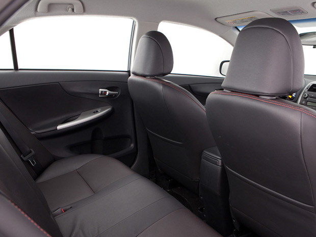 Interior do Corolla XRS tem acabamento diferenciado com costuras em vermelho (Foto: Divulgação)