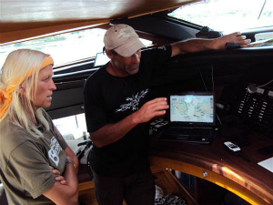Interior do veleiro equipado com ilha de edição e transmissão via satélite (Foto: Regis Goés/ TV AM)