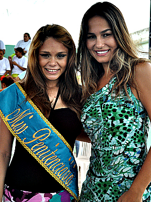 Priscila (e) recebe a faixa da miss Ceará 2008, Vanessa Vidal. (Foto: Divulgação/Sejus)