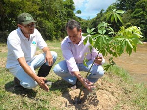 O analista ambiental Luiz Otávio Veiga e o secretário de turismo, Antonio Pedro Figueira de Mello, plantaram juntos a primeira muda (Foto: Publius-Vergilius)