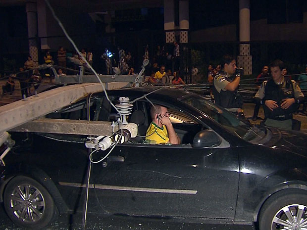 Poste de energia elétrica atinge dois carros no Recife (Foto: Reprodução / TV Globo)