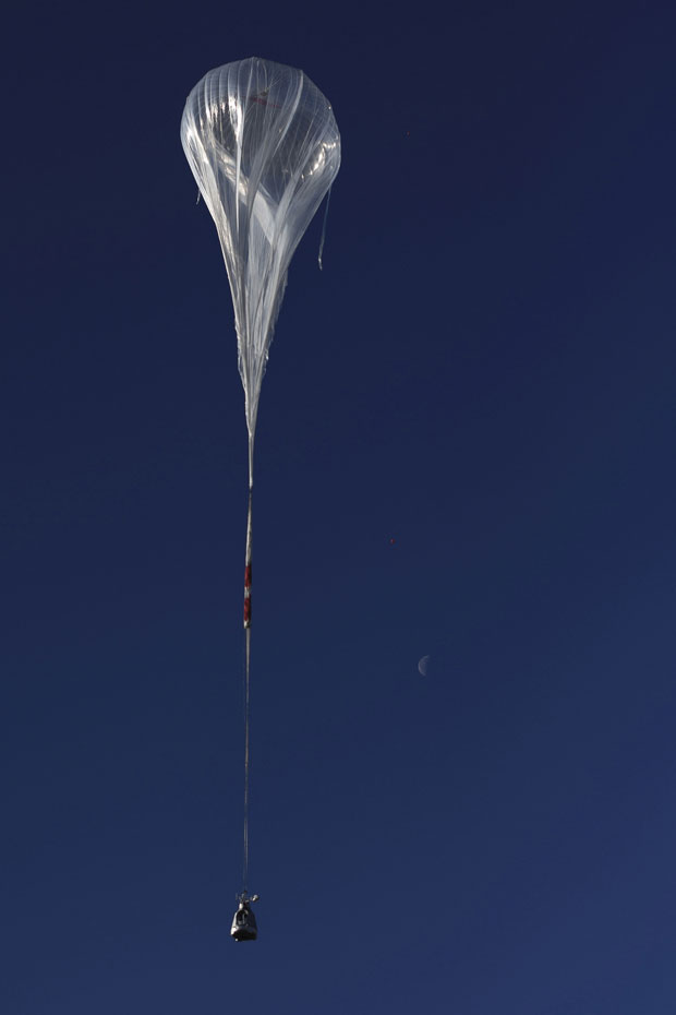 O balão Red Bull Stratos é visto subindo com o aventureiro a bordo (Foto: AP/Joerg Mitter/Red Bull Stratos)