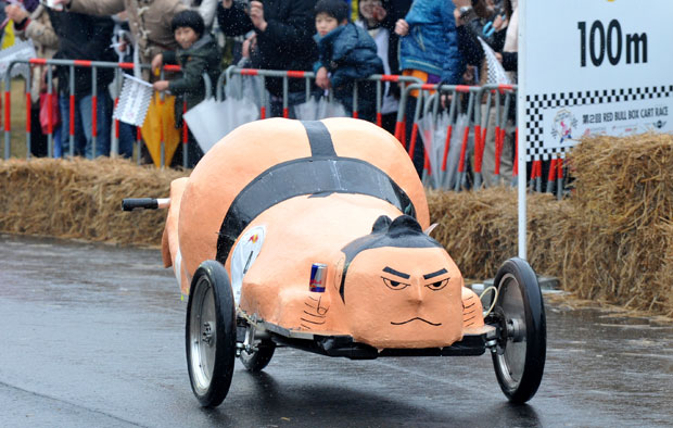'Piloto' conduz carro que lembra um lutador de sumô em corrida realizada em parque de Tóquio, no Japão (Foto: Kazuhiro Nogi/AFP)