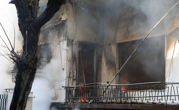 Prédios em chamas após atentado que atingiu as forças de segurança da Síria neste sábado (17) na capital, Damasco (Foto: AFP)