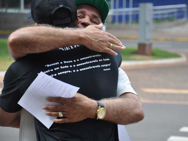 Abraço Grátis (Foto: Tatiane Queiroz/G1MS)