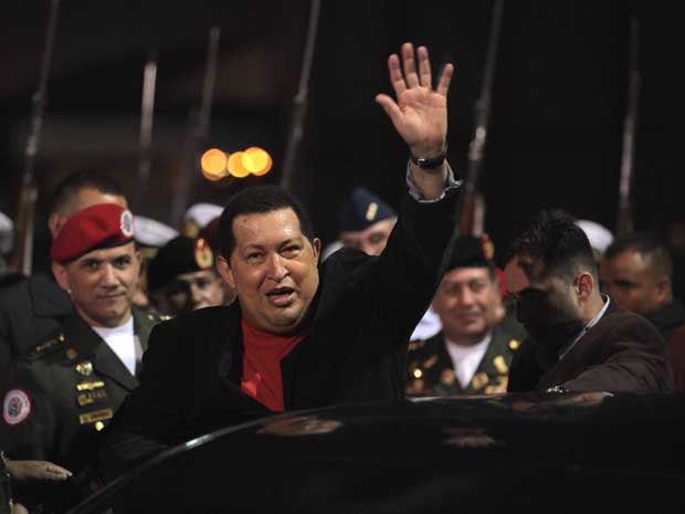 O presidente da Venezuela, Hugo Chávez, voltou para casa e disse que ‘se sente recuperado’. (Foto: Fernando Llano / AP Photo)