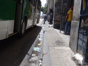 Avenida Guararapes precisa ser varrida sete vezes ao dia (Foto: Luna Markman/G1 PE)