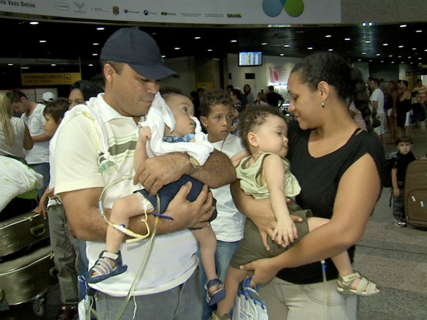 Gêmeos siameses operados em Goiânia retornaram a Fortaleza neste sábado (17). (Foto: TV Verdes Mares/Reprodução)