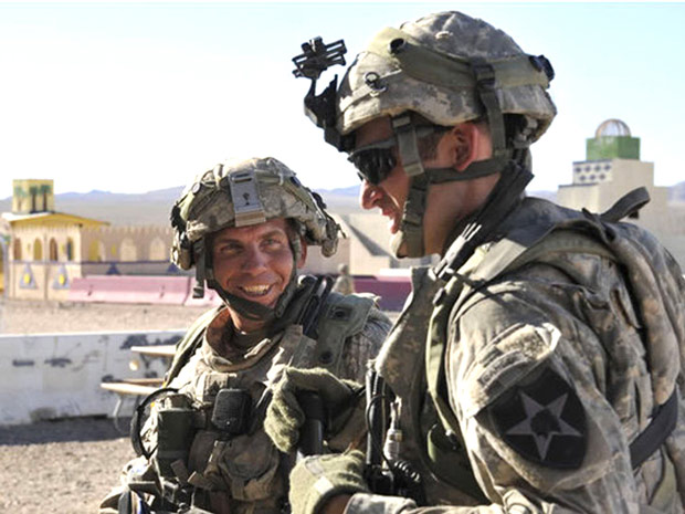 Sargento Robert Bales (esq.), em foto de agosto de 2011 (Foto: Spc. Ryan Hallock / DVIDS / AFP)