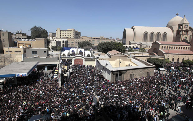 Católicos ortodoxos se reúnem em frente da catedral onde são feitas as homenagens ao Papa Shenouda III (Foto: Esam Al-Fetori/Reuters)