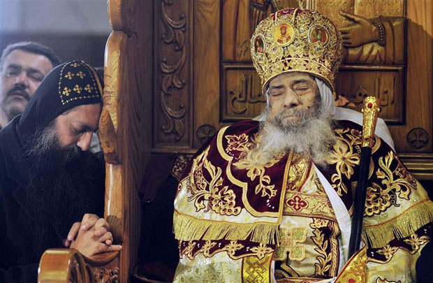 Corpo do Papa Shenouda III é exposto para o público. Sepultamento deve acontecer na terça-feira (20) (Foto: Esam Al-Fetori/Reuters)
