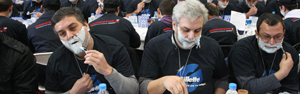 Grécia tenta recorde de homens se barbeando (AFP)