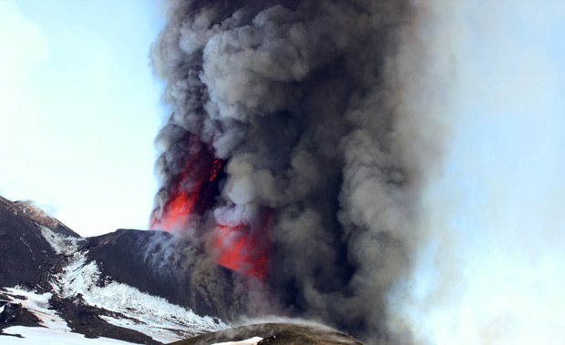 Vulcão Etna em erupção neste domingo (18) na Sicília (Foto: Reuters)