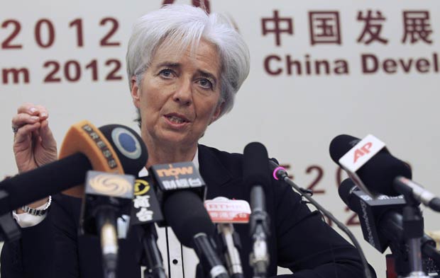 A diretora-gerente do FMI, Christine Lagarde, dá entrevista neste domingo (18) em Pequim (Foto: Reuters)