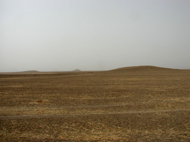 Sob esta paisagem há três aterros, que a tecnologia ajudou a encontrar (Foto: Jason Ur)