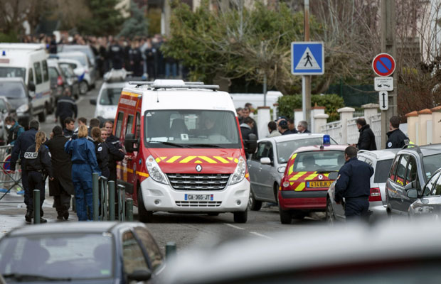 Polícia e bombeiros se concentram na região da escola em Toulouse, sudoeste da França (Foto: Bruno Martin/AP)
