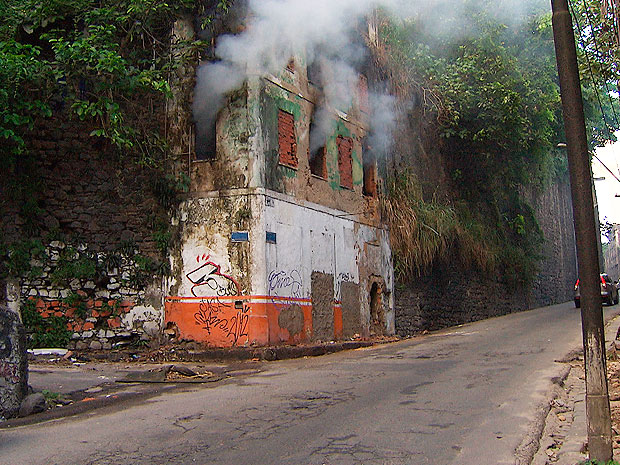 Incêndio atinge casarão abandonado no Centro Histórico de Salvador (Foto: Imagem/TV Bahia)