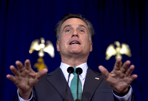 O pré-candidato republicano Mitt Romney durante discurso na Universidade de Chicago, na segunda (19)  (Foto: Steven Senne / AP)