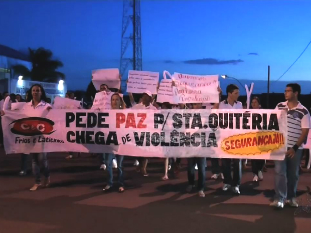 Moradores de Santa Quitéria fazem manifesto pela paz, no interior do CE (Foto: TV Verdes Mares/Reprodução)
