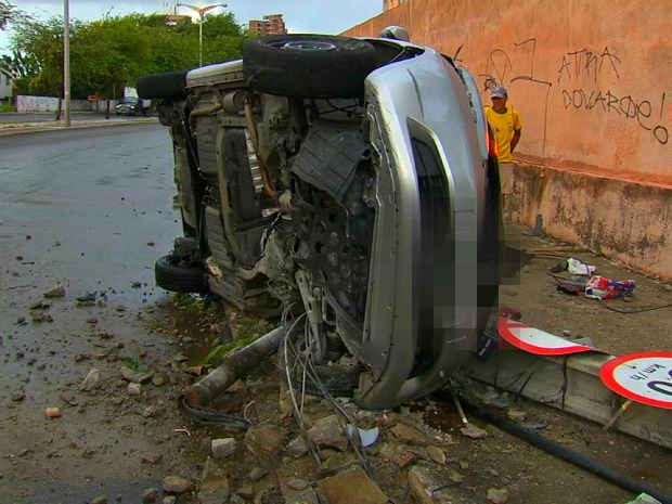 Carro roubado capotou após suspeito ter perdido controle da direção e batido e um poste (Foto: TV Verdes Mares/ Reprodução)