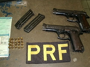 Armas apreendidas em Pombos, PE (Foto: Divulgação / Polícia Rodoviária Federal)