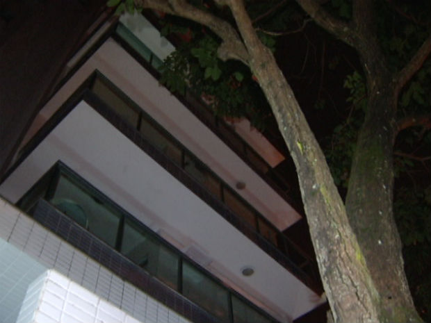 Criminoso assalta apartament no segundo andar de um prédio (Foto: Reprodução/TV Gazeta)