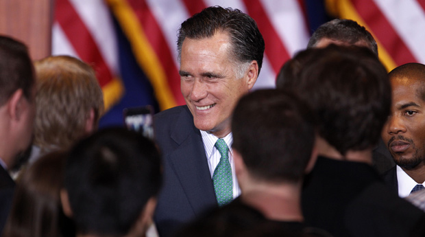 Mitt Romney cumprimenta apoiadores após discursar na Universidade de Chicago, nesta terça (20) (Foto: AP)