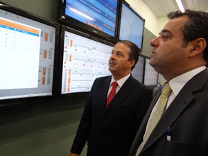 Governador de Pernambuco, Eduardo Campos, lança serviço de monitoramento de ônibus via celular. (Foto: Luna Markman/G1 PE)
