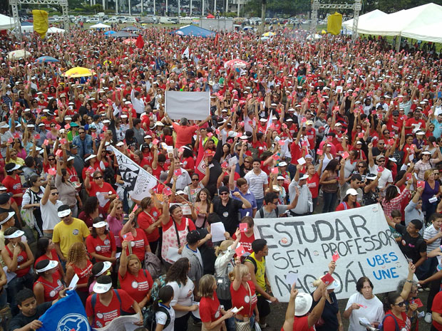 Em assembleia na Praça do Buriti, em Brasília, os professores do Distrito Federal decidiram manter por tempo indeterminado a greve iniciada no dia 12 de março. (Foto: Felipe Néri/G1)