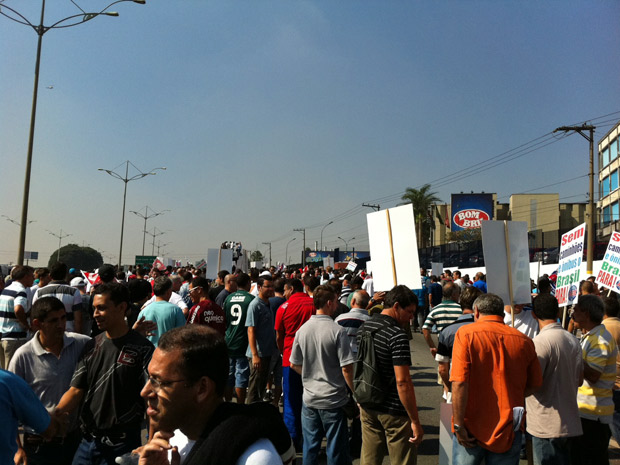 Manifestantes chegam à Anchieta; pista local sentido litoral foi fechada (Foto: Juliana Cardilli/G1)