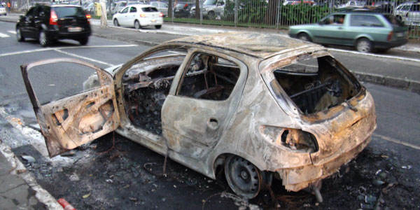 Carro pega fogo após batida no Vale do Canela, em Salvador, diz polícia (Foto: Ida Sandes/ G1)