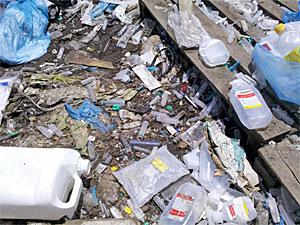 Lixo hospitalar foi encontrado na comunidade do Pilar (Foto: Kety Marinho/TV Globo)