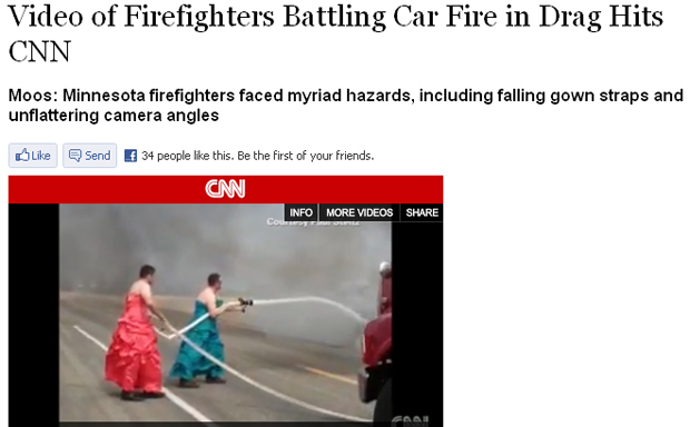 Vestidos de mulher, os dois bombeiros apagam incêndio em veículo em estrada (Foto: Reprodução)