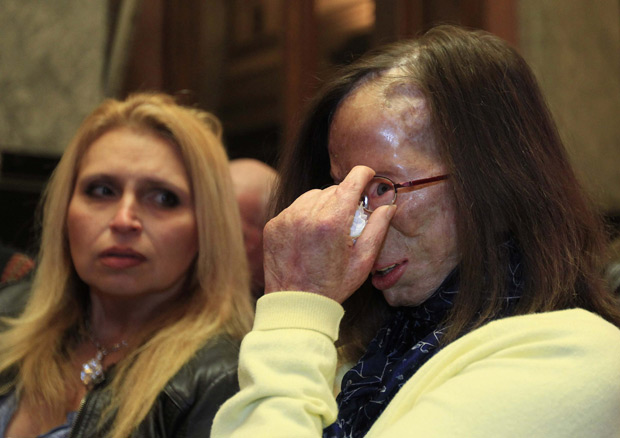 A belga Patricia Lefranc se emociona ao ouvir, durante julgamento, a sentença do ex-Richard Remes, que a atacou com ácido em 2009 (Foto: Yves Herman / Reuters)