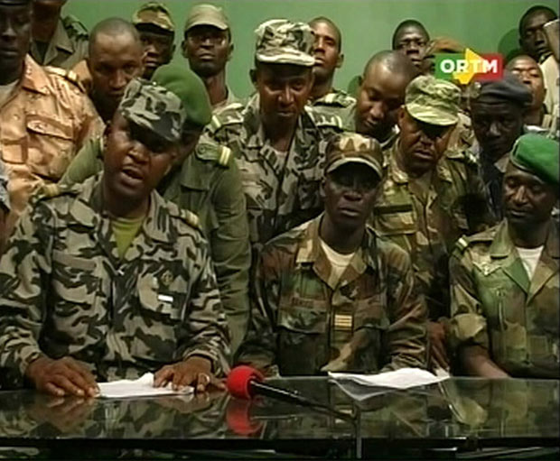 Militares que tomaram o poder no Mali fazem pronunciameno na TV, em Bamaco, nesta quinta-feira (22) (Foto: Reuters)