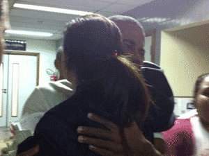Ao final do julgamento, o pai de Lavínia, Roni, deu um abraço na promotora Simone Sibilio. (Foto: Tássia Thum/ G1)