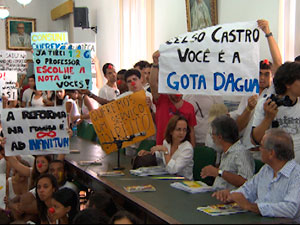 Estudantes fazem manifestação na reitoria da UFBA em Salvador (Ida Sandes/ G1)
